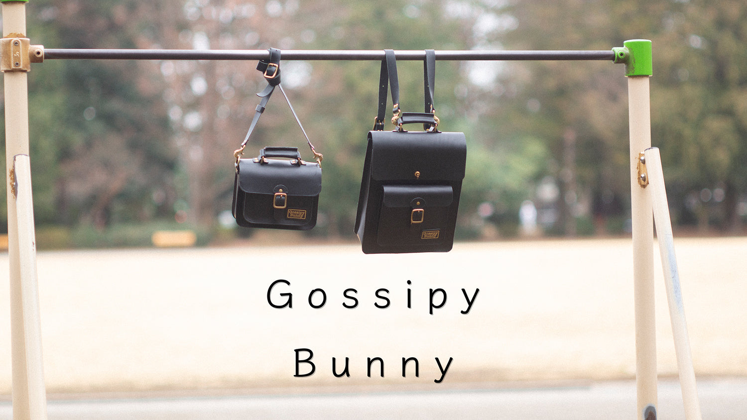 Gossipy Bunny(ゴシッピーバニー/ゴシッピィバニー)の本革バッグ2種「Vertone(ヴェルトーン)」と「Shinovy(シノヴィ)」。日本製のVertical Satchel(バーティカル/サッチェル/バッグ)とMini Satchel(ミニ/サッチェル/バッグ)を並べて掲載。構造的でミニマルなレザーデザインが特徴。