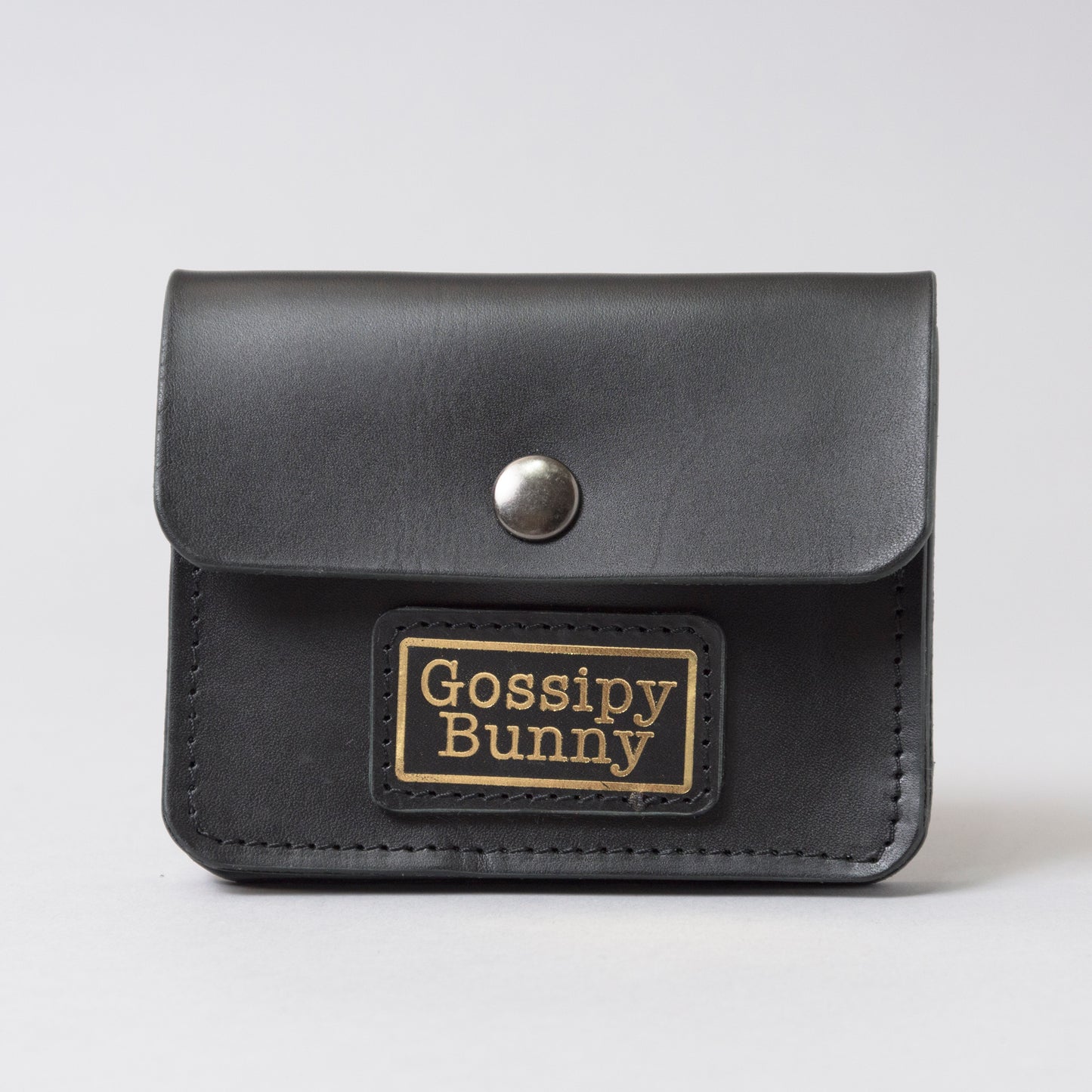 Gossipy Bunny(ゴシッピーバニー/ゴシッピィバニー)の本革スマートウォレット「夜影(やかげ)」。日本製のミニマル設計で、スマート/ウォレットらしい薄型仕様と洗練された黒革仕立て。