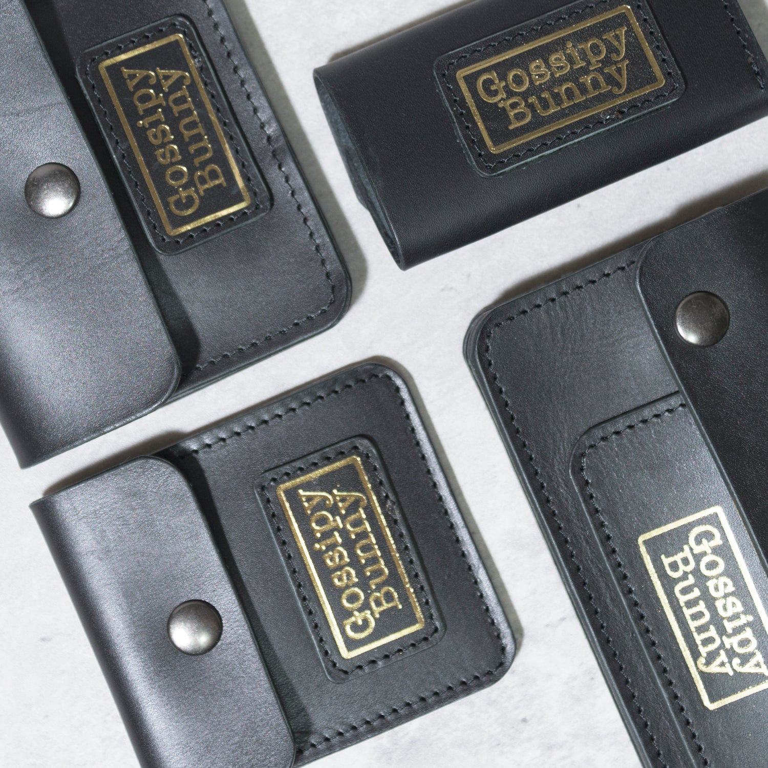 Gossipy Bunny（ゴシッピーバニー／ゴシッピィバニー）の日本製レザー小物。キーケース（Key Case／キーケース）、スマートウォレット（Smart Wallet／スマートウォレット）、モバイルアッシュトレイ（Mobile Ashtray／モバイル・アッシュトレイ）など、ユニセックスで使える本革アクセサリーを一堂に掲載。