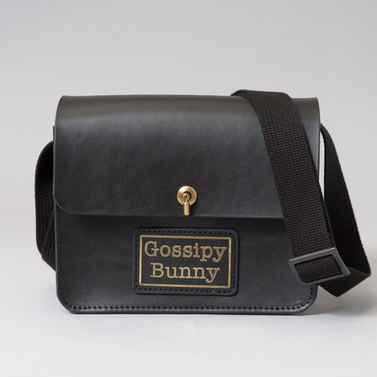 Gossipy Bunny（ゴシッピーバニー／ゴシッピィバニー）の本革ボックスバッグ（Box Bag／ボックスバッグ）。日本製のスクエア型ミニバッグで、洗練されたミニマルデザインと収納力を両立。