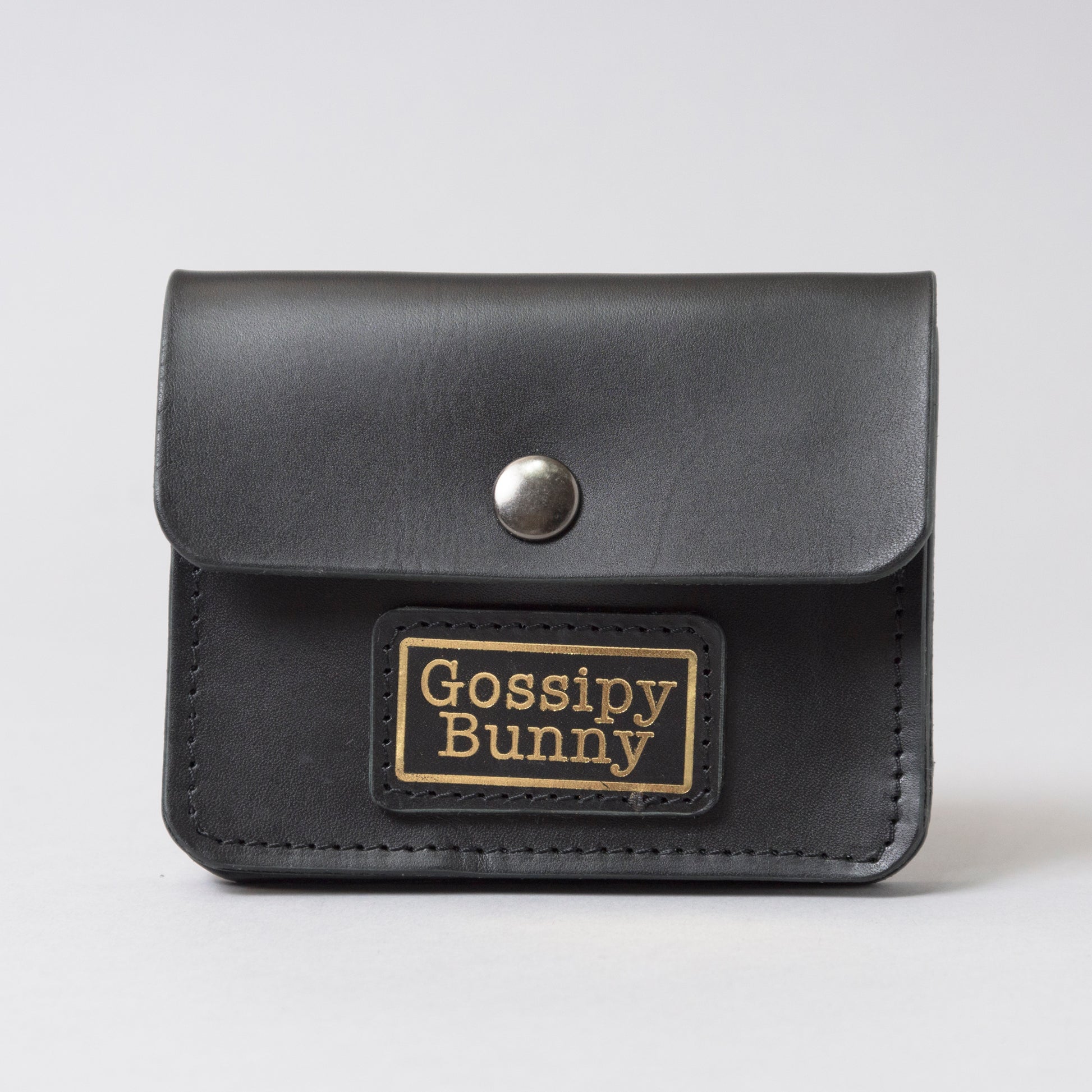 Gossipy Bunny（ゴシッピーバニー／ゴシッピィバニー）の本革スマートウォレット「夜影（やかげ）」。日本製のミニマル設計で、スマート／ウォレットらしい薄型仕様と洗練された黒革仕立て。